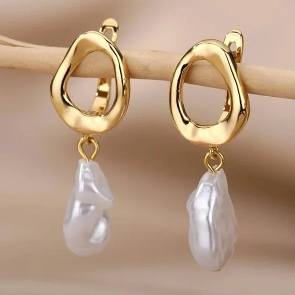 NEW!! Elegant Baroque Dangle Earrings - Picture 2 of 4